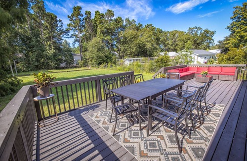 Hampstead House | Coastal Comfort - Perfect for Groups - Games + Deck