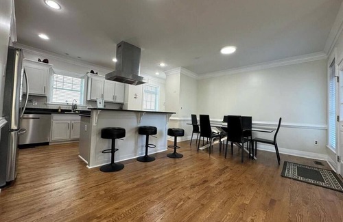 Norfolk House | Coastal Comfort: Spacious 7-bedroom House Next to the Beach in Norfolk