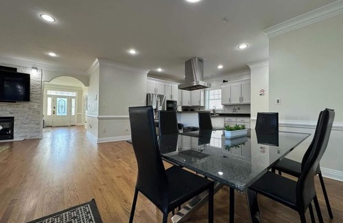 Norfolk House | Coastal Comfort: Spacious 7-bedroom House Next to the Beach in Norfolk