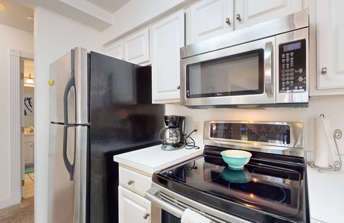 Calabash Condo | Coastal Condo with golf on-site, shared pool and fitness center