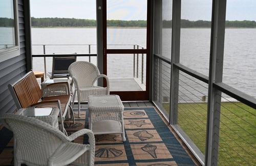 Ocean Pines Cottage | Coastal Cottage - Charm, Comfort and Spectacular Water Front near OC Beaches.