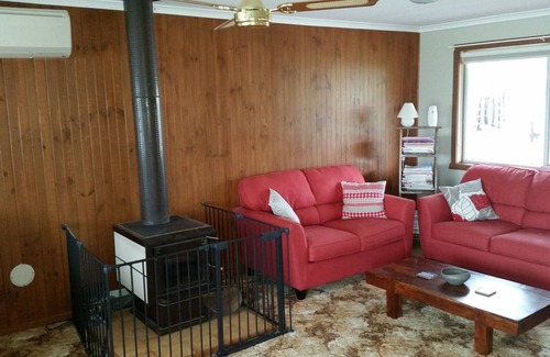 St Leonards House | Coastal Cottage - Cosy cottage only 1.5 km from St Leonards beach and town centre.