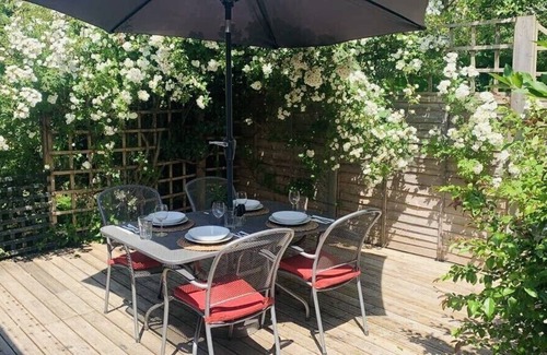 New Forest District Cottage | Coastal cottage, perfect for dog walkers and couples. 4.9 stars on Airbnb!