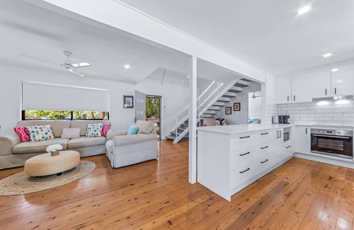 Cannonvale House | Coastal Cottage - Pet Friendly, Boat Parking, Walk to Beach & Shops