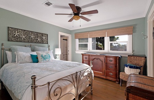 Carlsbad Village Cottage | Coastal Cottage Walking district in Village! Walk to Beach 🏖️ Pet friendly 🦮