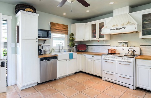 Carlsbad Village Cottage | Coastal Cottage Walking district in Village! Walk to Beach 🏖️ Pet friendly 🦮