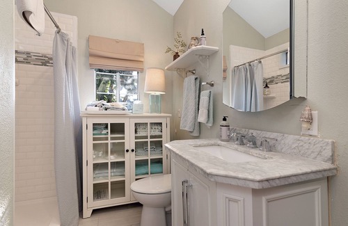 Carlsbad Village Cottage | Coastal Cottage Walking district in Village! Walk to Beach 🏖️ Pet friendly 🦮