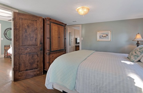 Carlsbad Village Cottage | Coastal Cottage Walking district in Village! Walk to Beach 🏖️ Pet friendly 🦮