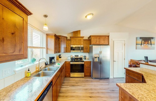 Gold Beach House | Coastal cottage with stunning ocean views & private gas grill - dogs welcome