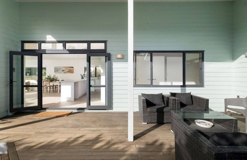 Waihi Beach House | Coastal Cutie, 150m to the Beach