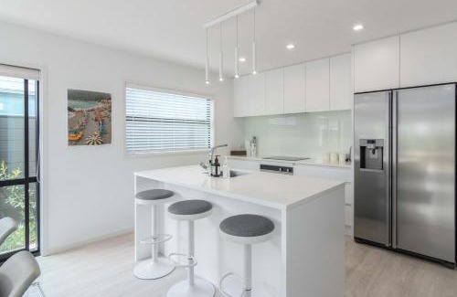 Papamoa Beach House | Coastal Delight - close to the Beach and shops
