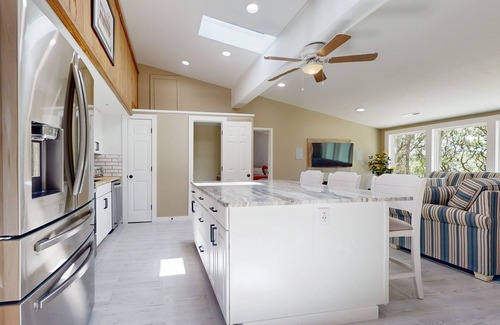Atlantic Beach Cottage | Coastal dog-friendly home close to beach and local attractions
