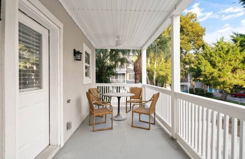 East Beach House | Coastal Elegance- 2 blocks to beach on Ocean Blvd w/bikes