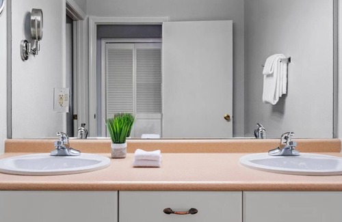 Jamestown Resort | Coastal Escape: 2-Bedroom Suite at Wyndham Newport Overlook