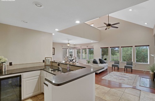 South Side House | Coastal Escape + 20min DT + Beach + Pets OK + 5BR