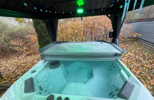 North Deering House | Coastal Escape | Hot Tub Fire Pit Chef Kitchen