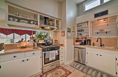 Bay Area House | Coastal Escape w/Yard, Walk 1 Mile to Texas A & M