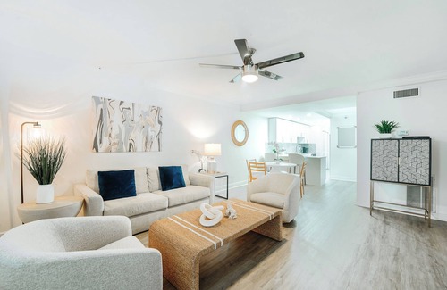 Boca Raton Apartment | Coastal Escape Walk to Beach Gym Pool Hot Tub