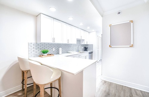 Boca Raton Apartment | Coastal Escape Walk to Beach Gym Pool Hot Tub