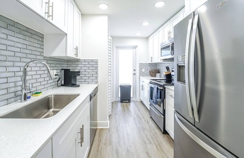 Boca Raton Apartment | Coastal Escape Walk to Beach Gym Pool Hot Tub