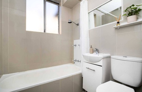 Manly Vale Apartment | Coastal Family & Couple Retreat up to 5ppl ,4 Mins Drive to the Beach