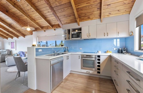 Half Moon Bay House | Coastal Family Getaway with Pool | Wi-Fi & Netflix