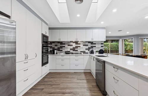 Capel Sound House | Coastal Getaway | Central Location, Spa & Firepit