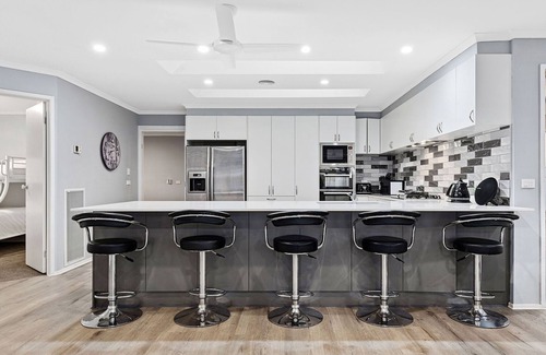 Capel Sound House | Coastal Getaway | Central Location, Spa & Firepit