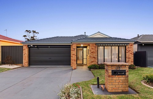 Capel Sound House | Coastal Getaway | Central Location, Spa & Firepit