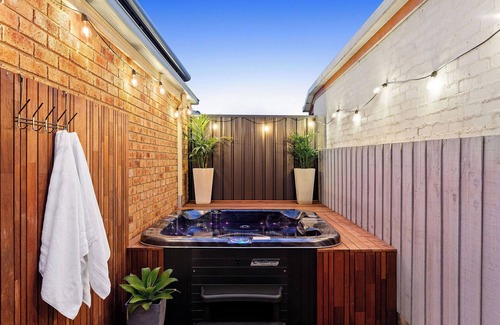 Capel Sound House | Coastal Getaway | Central Location, Spa & Firepit