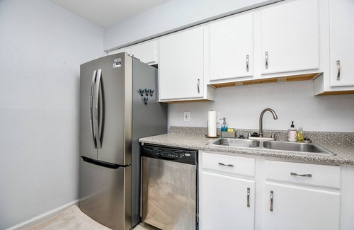 Galveston Condo | Coastal Getaway Pool & Fitness Walk to Beach