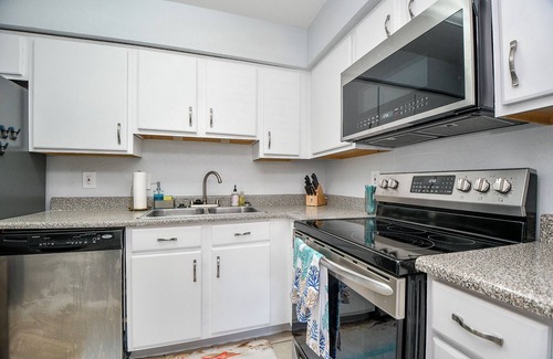 Galveston Condo | Coastal Getaway Pool & Fitness Walk to Beach