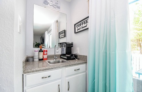 Galveston Condo | Coastal Getaway Pool & Fitness Walk to Beach