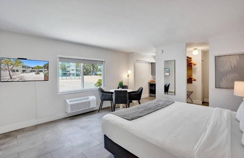 Galt Mile Hotel | Coastal Getaway Awaits | Premium King Room in The Garden Hotel & Resort