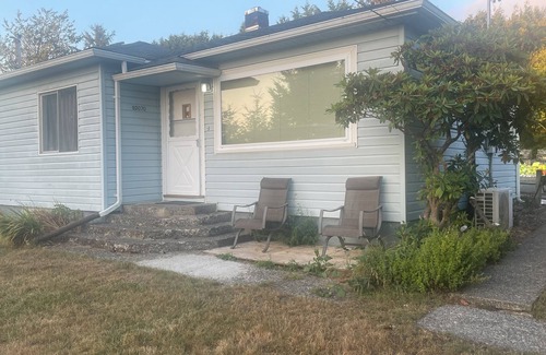 Coos Bay House | Coastal Getaway with beautiful Bay views, perfect for watching the sunset!