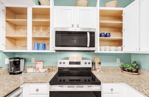 Fort Walton Beach - Destin Condo | Coastal Haven: Pools, Restaurant, & Beach Shuttle