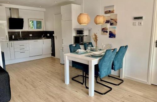 Sint Maartensvlotbrug House | Coastal hideaway bungalow with garden