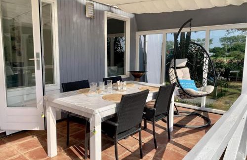 Sint Maartensvlotbrug House | Coastal hideaway bungalow with garden