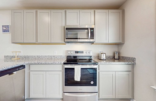 Ocean Isle Beach House | Coastal home near golf courses and close to beach attractions - central AC & W/D