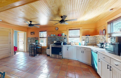 Morehead City House | Coastal home with private hot tub and fire-pit, close to local attractions