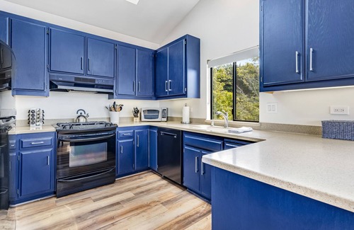 Sea Ranch House | Coastal home with hot tub, view, beach access & fast WiFi - dog-friendly