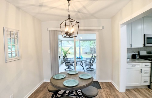 Mary Esther House | Coastal House * Fort Walton Beach, 3 bdrms, screed in porch, Free Wifi, Netflix