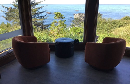 Brookings House | Coastal house with amazing views of waves crashing over the rocks. Spacious