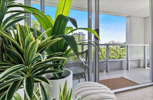 Cairns Central Business District Apartment | Coastal lights - Pool, Gym & Parking@HarbourLights