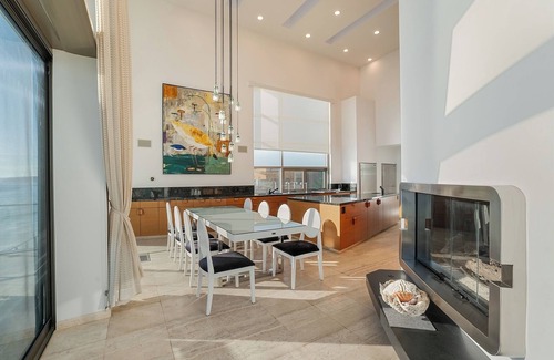 Los Angeles County Villa | Coastal Masterpiece with Expansive Beachfront & Luxury Amenities