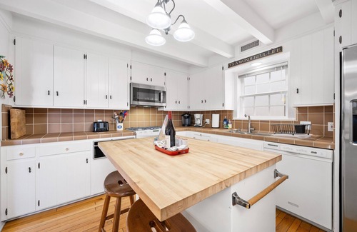 Balboa Island House | Coastal Modern Balboa Beach Cottage, Steps from Water 4 BD 4 BA