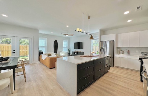 Forest Hills House | Coastal Modern Home~New~Central to Wrightsville Beach, UNCW+Historic Riverfront