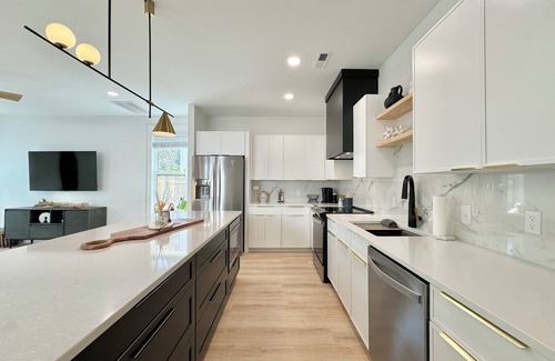 Forest Hills House | Coastal Modern Home~New~Central to Wrightsville Beach, UNCW+Historic Riverfront