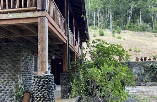 Florence Cabin | Coastal MountainCabin Retreat