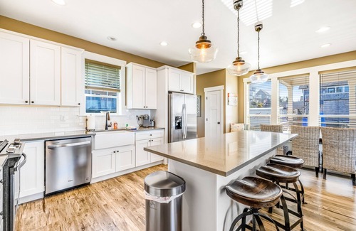 Nelscott House | Coastal Oasis Near the Beach & Town W/Private Hot Tub, Fast WiFi & Ocean Views